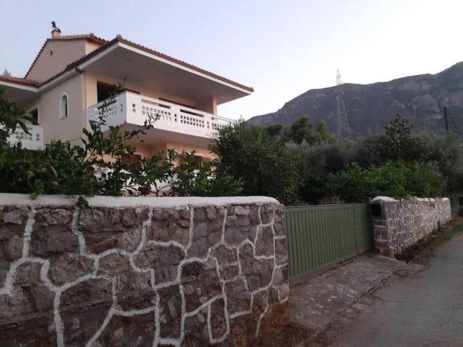 A Modern Farmhouse With Big Garden Trapeza  ภายนอก รูปภาพ