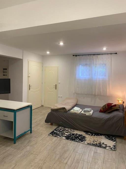 A Modern Farmhouse With Big Garden Trapeza  ภายนอก รูปภาพ