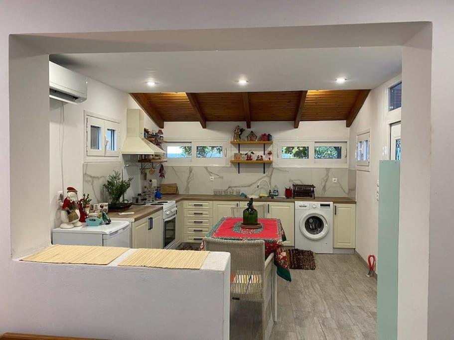 A Modern Farmhouse With Big Garden Trapeza  ภายนอก รูปภาพ