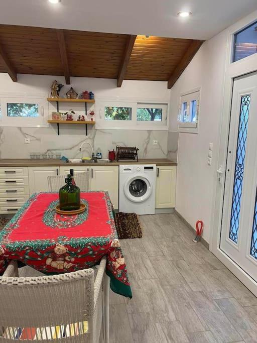 A Modern Farmhouse With Big Garden Trapeza  ภายนอก รูปภาพ