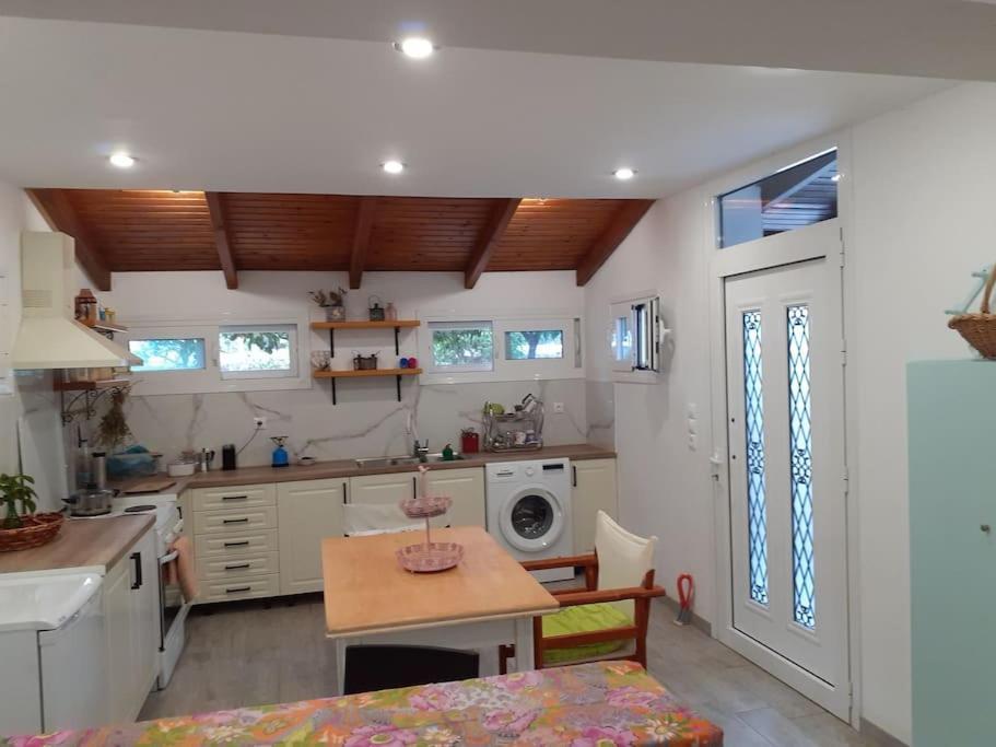 A Modern Farmhouse With Big Garden Trapeza  ภายนอก รูปภาพ