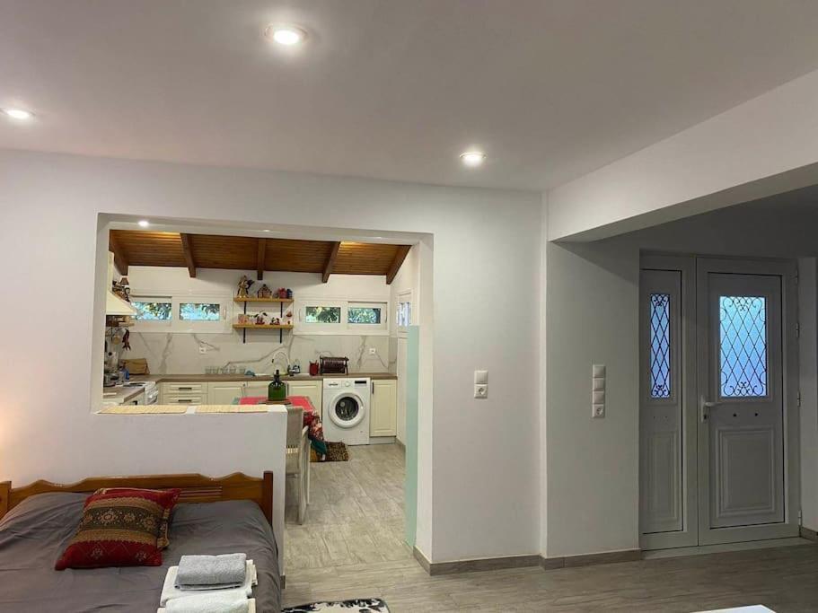 A Modern Farmhouse With Big Garden Trapeza  ภายนอก รูปภาพ