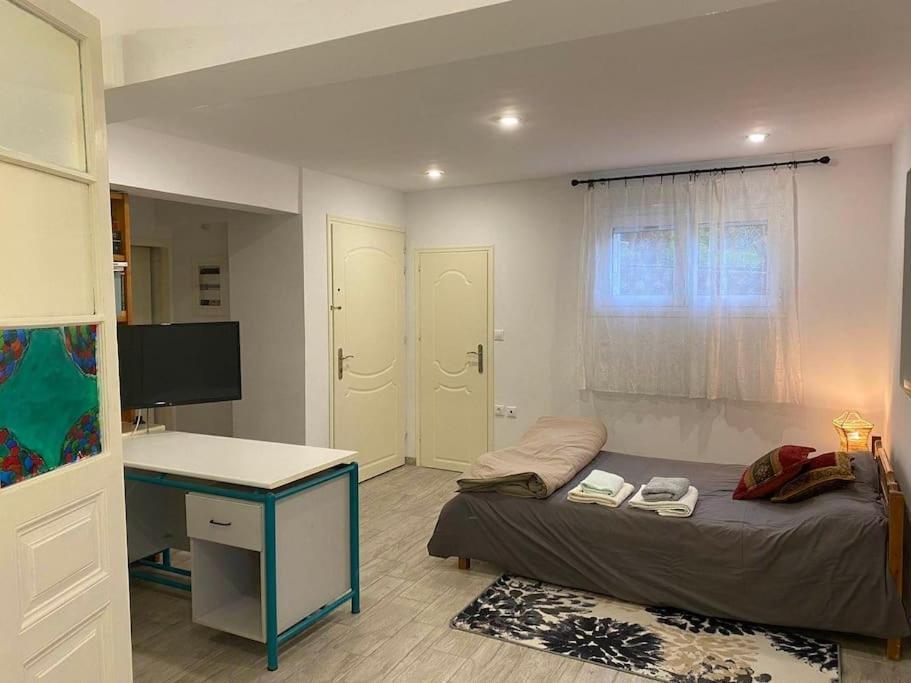 A Modern Farmhouse With Big Garden Trapeza  ภายนอก รูปภาพ