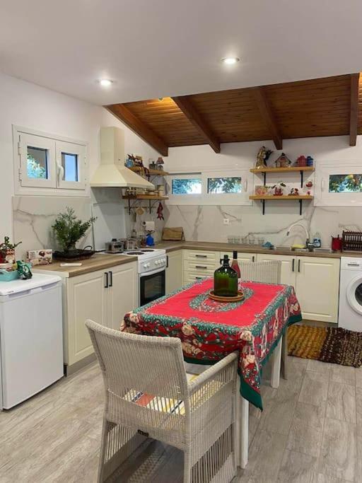 A Modern Farmhouse With Big Garden Trapeza  ภายนอก รูปภาพ