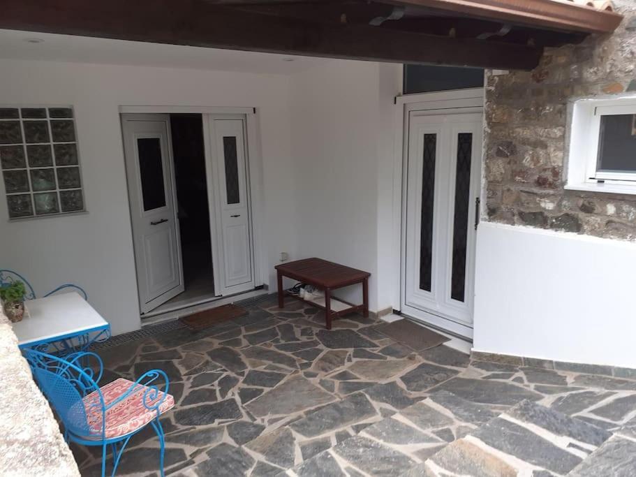 A Modern Farmhouse With Big Garden Trapeza  ภายนอก รูปภาพ