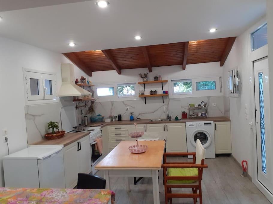 A Modern Farmhouse With Big Garden Trapeza  ภายนอก รูปภาพ
